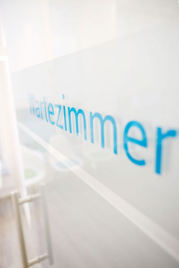 Die Eingangstür zum Wartezimmer