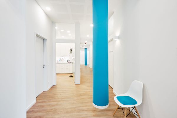 Flur mit Blick auf ein Behandlungszimmer